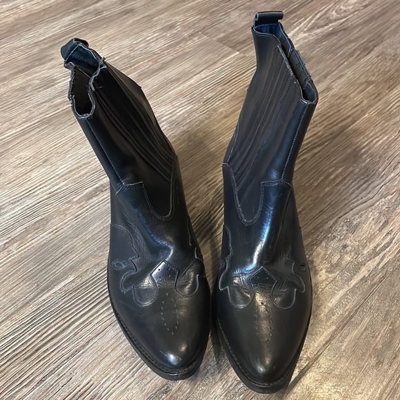 Urban Outfitters black boots - Picture 2 of 7